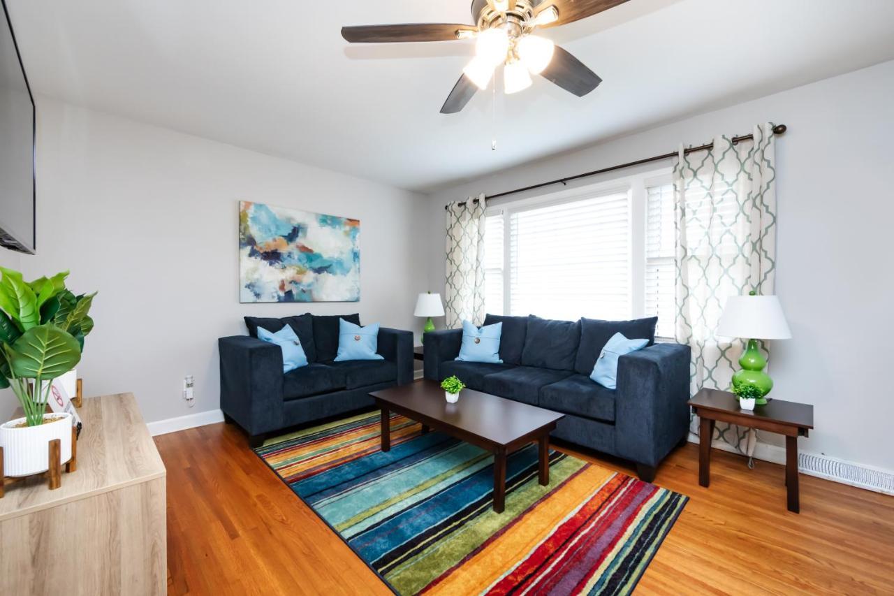 Roomy 3br 2 Bath Minutes To Uptown And Airport Ideal For Small Families Apartment *