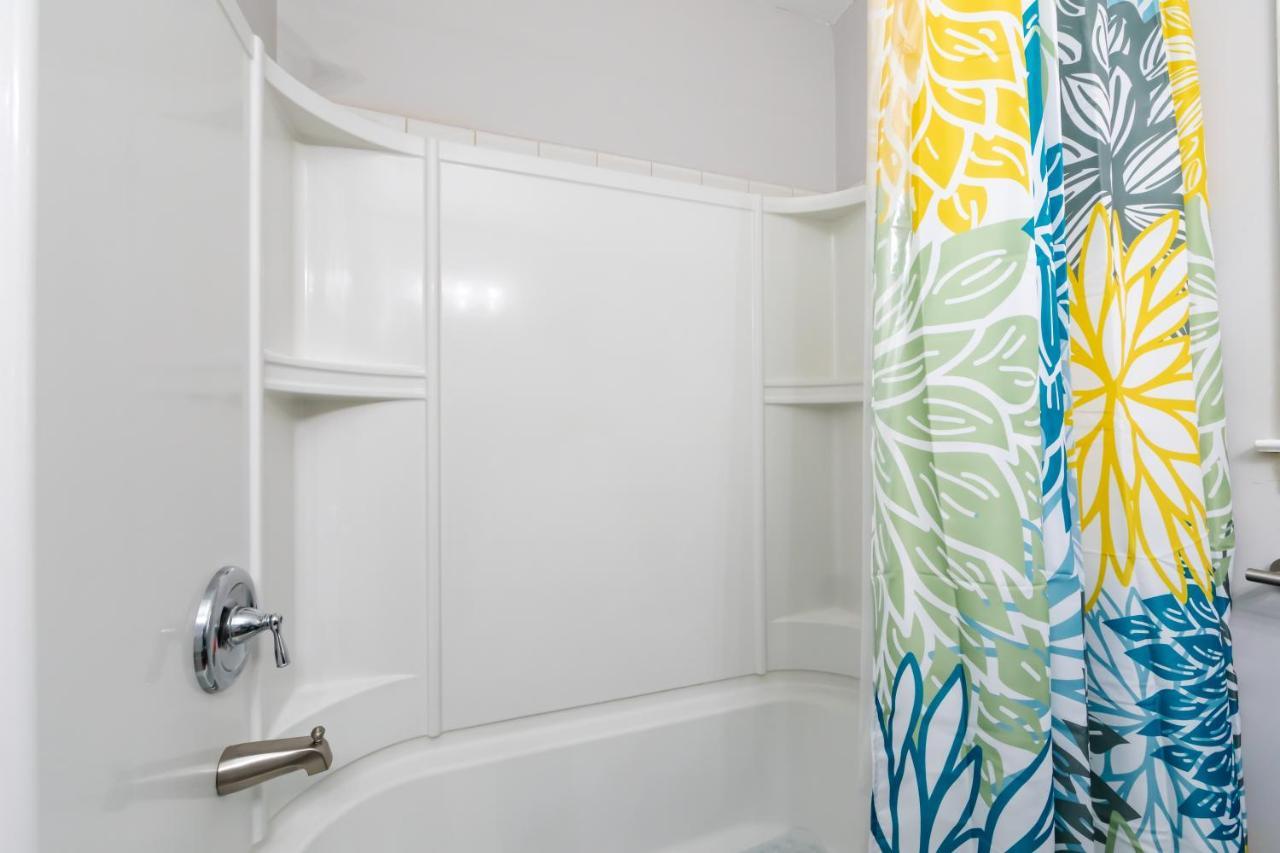 Roomy 3br 2 Bath Minutes To Uptown And Airport Ideal For Small Families Apartment *